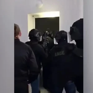 Μύκονος: Η στιγμή που το ελληνικό FBI εισβάλει στα σπίτια του κυκλώματος ναρκωτικών – Ο τιμοκατάλογος και οι καβάτζες στον Πειραιά