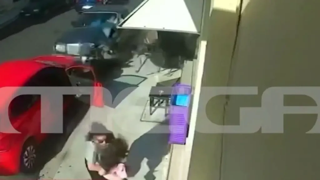 «Σε σοκ η μητέρα και το παιδάκι έκλαιγε, γλίτωσαν και άλλα δύο άτομα» λέει αυτόπτης μάρτυρας για τον ηλικιωμένο οδηγό που πήρε «παραμάζωμα» τραπεζοκαθίσματα και οχήματα στη Ναύπακτο