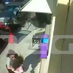 «Σε σοκ η μητέρα και το παιδάκι έκλαιγε, γλίτωσαν και άλλα δύο άτομα» λέει αυτόπτης μάρτυρας για τον ηλικιωμένο οδηγό που πήρε «παραμάζωμα» τραπεζοκαθίσματα και οχήματα στη Ναύπακτο