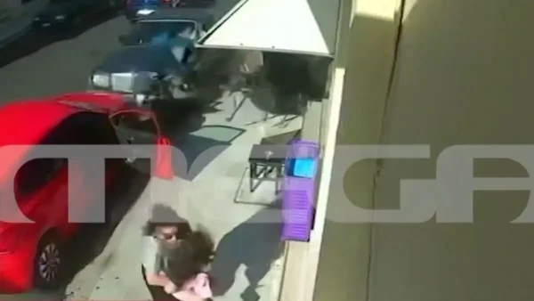 «Σε σοκ η μητέρα και το παιδάκι έκλαιγε, γλίτωσαν και άλλα δύο άτομα» λέει αυτόπτης μάρτυρας για τον ηλικιωμένο οδηγό που πήρε «παραμάζωμα» τραπεζοκαθίσματα και οχήματα στη Ναύπακτο