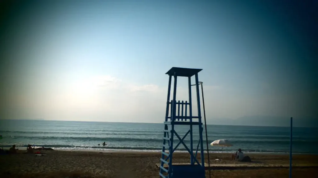Καβάλα: Θυελλώδεις άνεμοι παρέσυραν ναυαγοσωστικούς πύργους – Στο νοσοκομείο 21χρονη