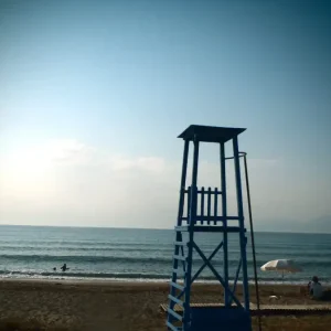 Καβάλα: Θυελλώδεις άνεμοι παρέσυραν ναυαγοσωστικούς πύργους – Στο νοσοκομείο 21χρονη