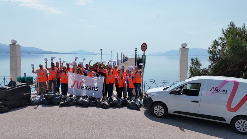 Εθελοντικός καθαρισμό στην παραλία Αγίας Μαρίνας από τη Nexans Ελλάς - Δείτε εικόνες