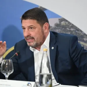 Νίκος Χαρδαλιάς: Άγνωστοι έγραψαν συνθήματα έξω από το σπίτι του στην Αγία Παρασκευή Αττικής