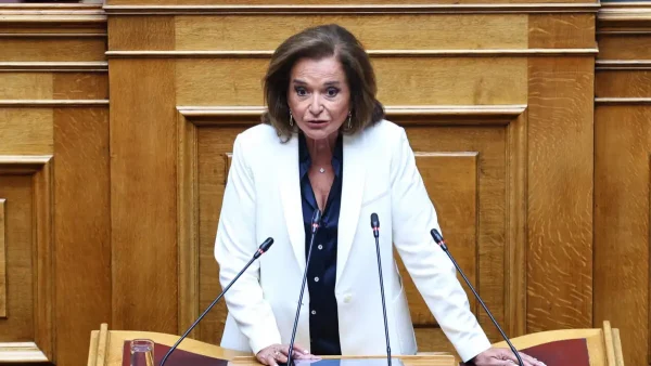 Μπακογιάννη: Αλλάζουν εύκολα οι απόψεις Σαμαρά, έχει ρίξει κυβέρνηση της ΝΔ – Ο Καραμανλής είναι θεσμικός
