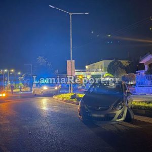 Λαμία: Αυτοκίνητο ανέβηκε στη νησίδα στο ύψος του ΚΕΥΠ - Δείτε εικόνες