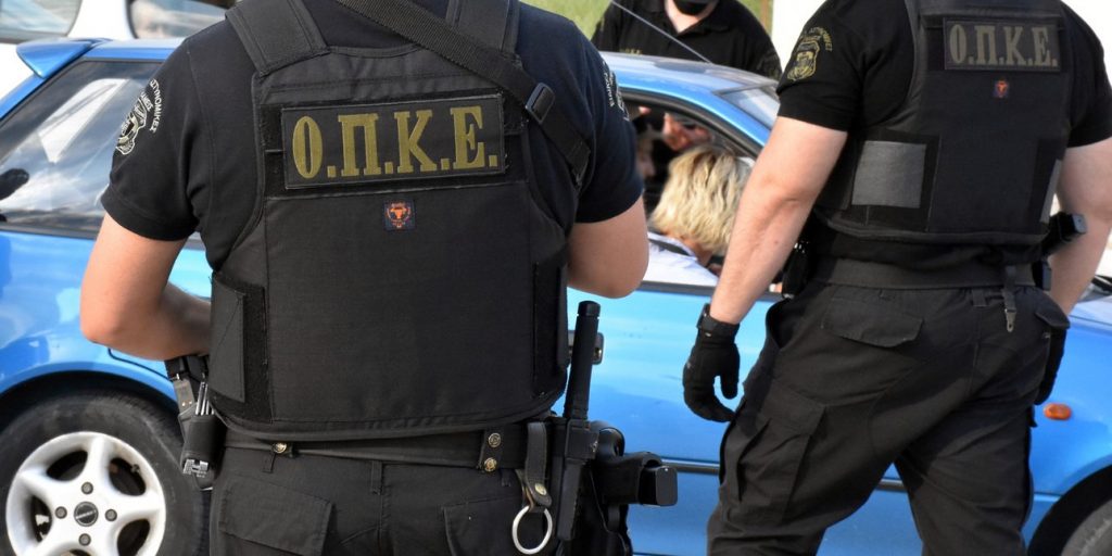 Αστυνομική επιχείρηση στην Αττική για κύκλωμα ναρκωτικών και όπλων -Έφοδοι σε σπίτια και αποθήκες, 8 συλλήψεις