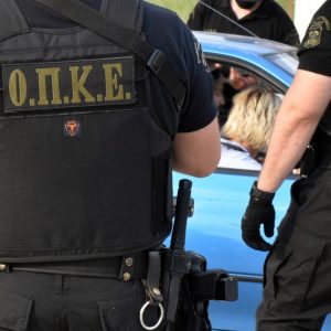 Αστυνομική επιχείρηση στην Αττική για κύκλωμα ναρκωτικών και όπλων -Έφοδοι σε σπίτια και αποθήκες, 8 συλλήψεις