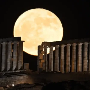 Πανσέληνος Ιουνίου 2026: Πότε θα δούμε το «Φεγγάρι της Φράουλας» και από πού πήρε το όνομά του