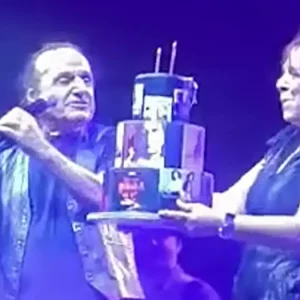 Βασίλης Παπακωνσταντίνου: Η έκπληξη της Ελένης Ράντου πάνω στη σκηνή για τα 76α γενέθλιά του