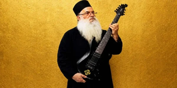 Πώς ένας παπάς από το Ναύπλιο έγινε διεθνές μουσικό φαινόμενο - Κατέκτησε το Pitchfork, το Νο 1 μουσικό site στον κόσμο