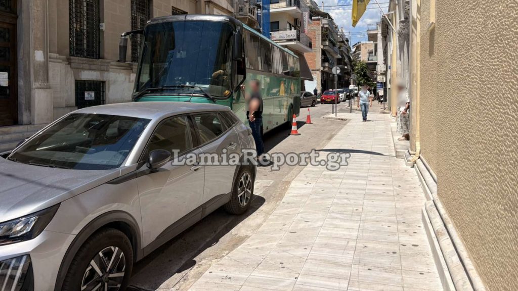Λαμία: Το παράνομο παρκάρισμα προκάλεσε μποτιλιάρισμα (ΦΩΤΟ)