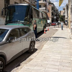 Λαμία: Το παράνομο παρκάρισμα προκάλεσε μποτιλιάρισμα (ΦΩΤΟ)