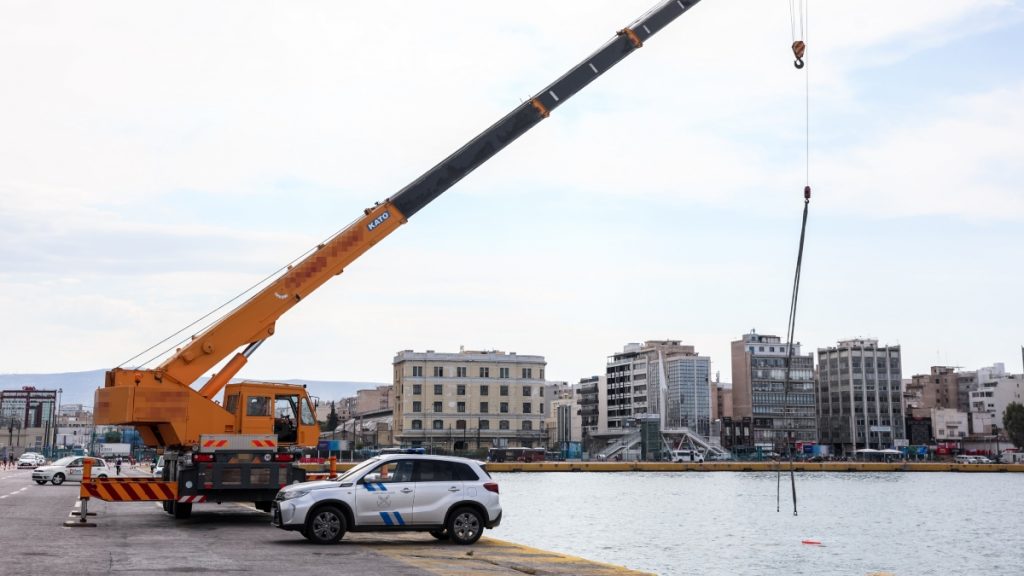 Τραγωδία στον Πειραιά: Νεκρός ο οδηγός ταξί που έπεσε στη θάλασσα – Δύτες απεγκλώβισαν τη σορό του