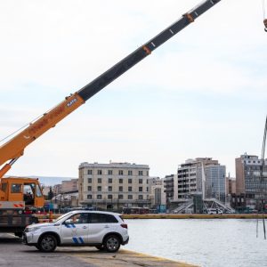 Τραγωδία στον Πειραιά: Νεκρός ο οδηγός ταξί που έπεσε στη θάλασσα – Δύτες απεγκλώβισαν τη σορό του