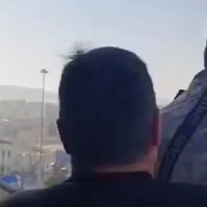Πειραιάς: Συγκλονιστικό βίντεο με αστυνομικούς να σώζουν άνδρα λίγο πριν πέσει στο κενό από τον 6ο όροφο κτιρίου