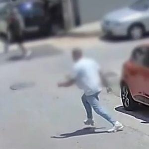 Πειραιάς: Η στιγμή που τα δύο αδέλφια προσπαθούν να γλιτώσουν από τον 78χρονο με την τρίαινα