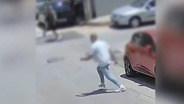 Πειραιάς: Η στιγμή που τα δύο αδέλφια προσπαθούν να γλιτώσουν από τον 78χρονο με την τρίαινα