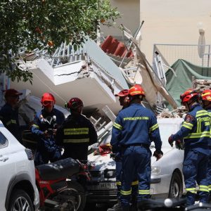Κατάρρευση πολυκατοικίας στα Πετράλωνα: «Μπαλάκι» οι αρμοδιότητες για την απομάκρυνση των μπάζων - Σύσκεψη στην Εισαγγελία