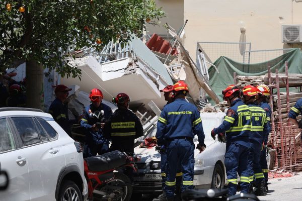 Κατάρρευση πολυκατοικίας στα Πετράλωνα: «Μπαλάκι» οι αρμοδιότητες για την απομάκρυνση των μπάζων - Σύσκεψη στην Εισαγγελία