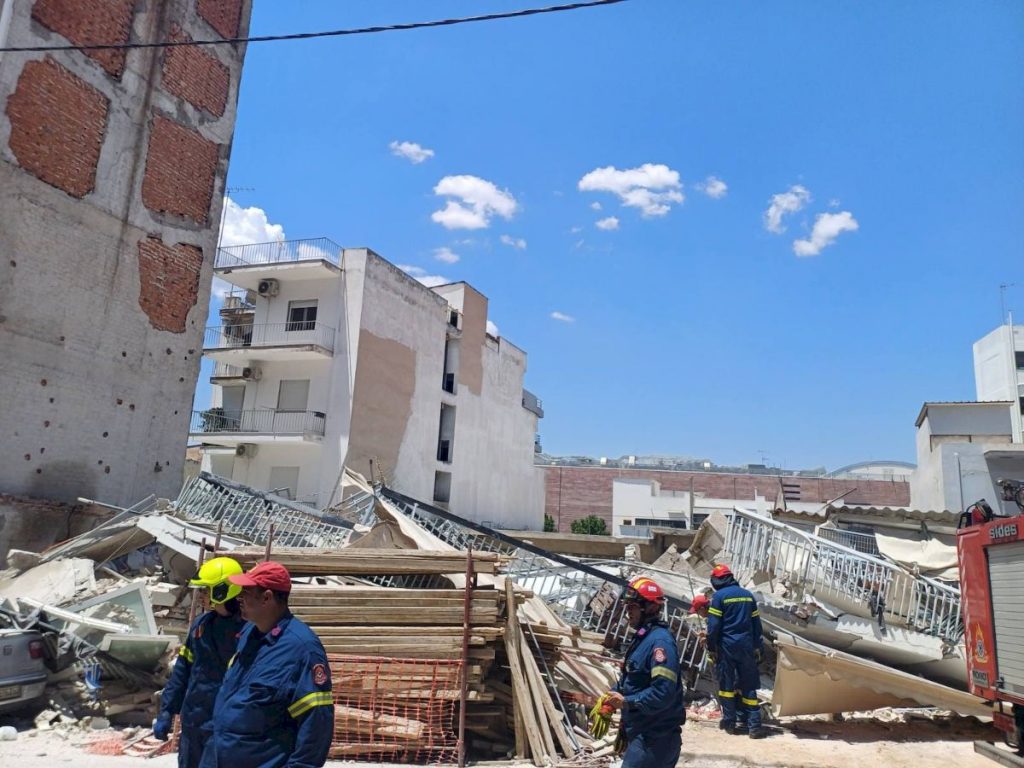 Πετράλωνα: Αρχικό βοήθημα 3.000 ευρώ στους ενοίκους της πολυκατοικίας που κατέρρευσε – Έφτασαν στην Ευελπίδων οι 5 συλληφθέντες