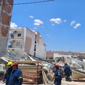 Πετράλωνα: Αρχικό βοήθημα 3.000 ευρώ στους ενοίκους της πολυκατοικίας που κατέρρευσε – Έφτασαν στην Ευελπίδων οι 5 συλληφθέντες