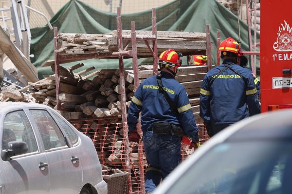 Δούκας για τις επτά οικογένειες που έμεναν στην πολυκατοικία στα Πετράλωνα: Έπίδομα 3.000 ευρώ και στέγαση μέσω Airbnb