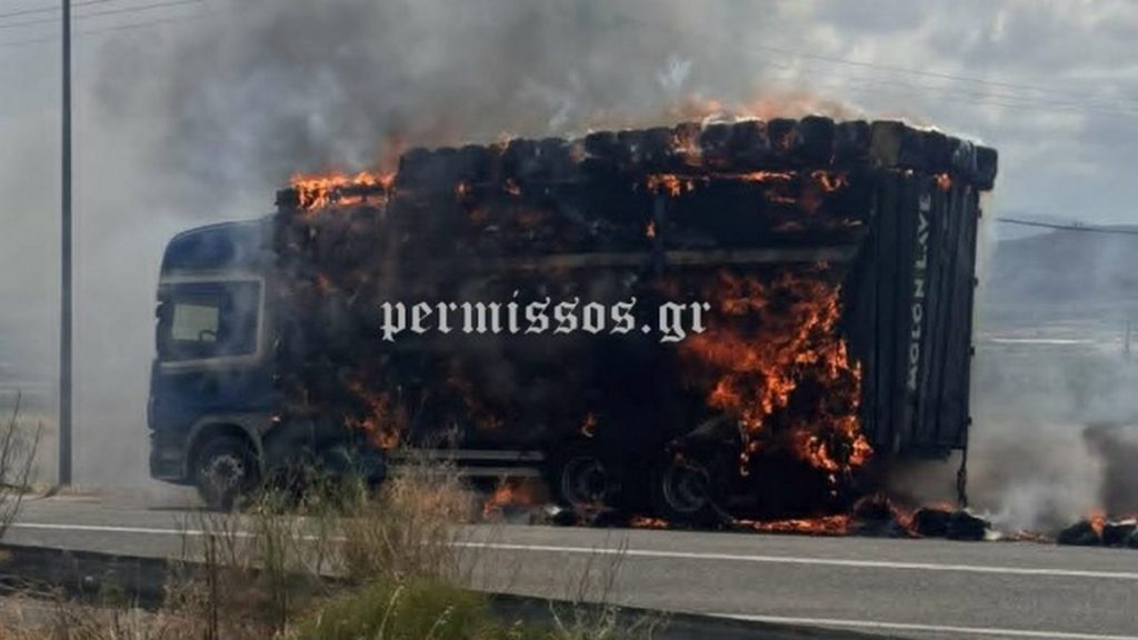 Λαμπάδιασε φορτηγό με άχυρα στην εθνική οδό Θήβας - Λιβαδειάς (ΒΙΝΤΕΟ-ΦΩΤΟ)