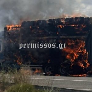 Λαμπάδιασε φορτηγό με άχυρα στην εθνική οδό Θήβας - Λιβαδειάς (ΒΙΝΤΕΟ-ΦΩΤΟ)