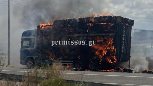 Λαμπάδιασε φορτηγό με άχυρα στην εθνική οδό Θήβας - Λιβαδειάς (ΒΙΝΤΕΟ-ΦΩΤΟ)