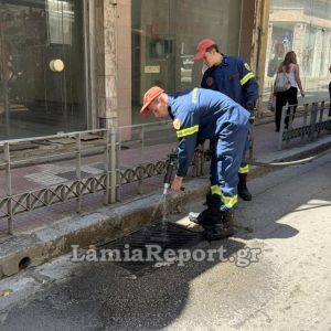 Κινητοποίηση για καπνούς σε φρεάτιο στο κέντρο της Λαμίας (ΦΩΤΟ)