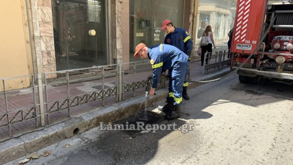 Κινητοποίηση για καπνούς σε φρεάτιο στο κέντρο της Λαμίας (ΒΙΝΤΕΟ-ΦΩΤΟ)