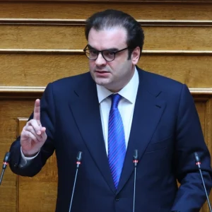 Πιερρακάκης στη Βουλή για τα κόκκινα δάνεια: Με τη νέα ρύθμιση πάνω από 100.000 πολίτες θα δουν τη δόση τους να μειώνεται ραγδαία