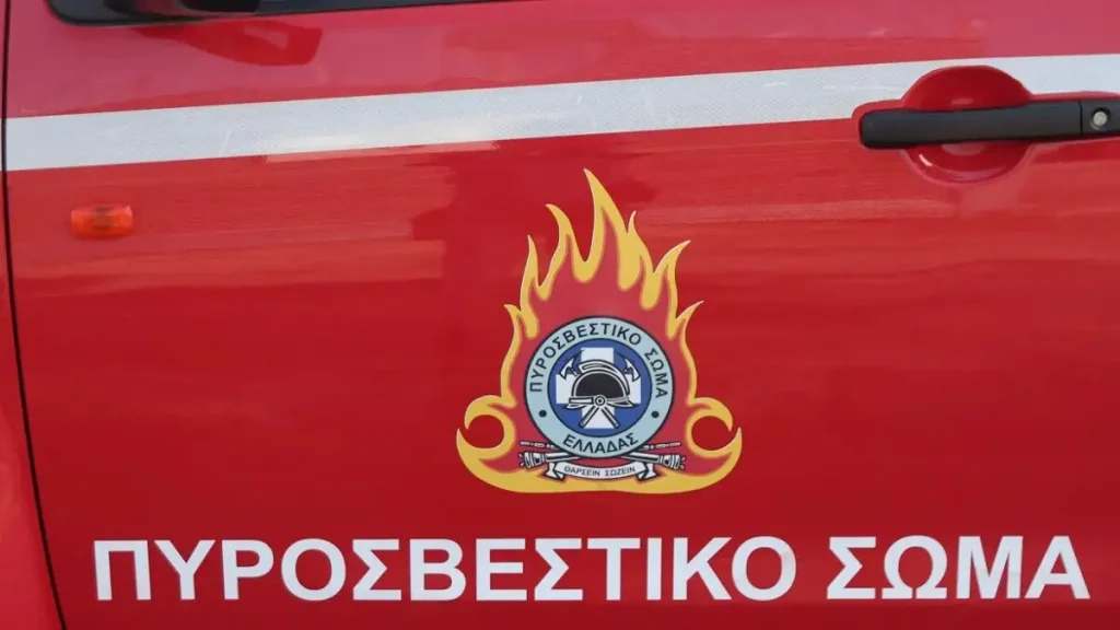 Φωτιά σε σκάφος στο ναυπηγείο της Σαλαμίνας – 25 πυροσβέστες επιχειρούν στο σημείο