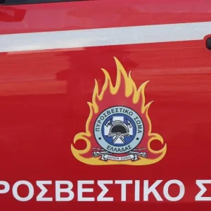 Φωτιά σε σκάφος στο ναυπηγείο της Σαλαμίνας – 25 πυροσβέστες επιχειρούν στο σημείο