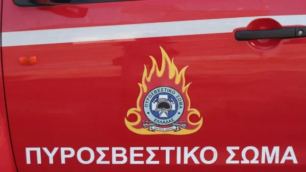 Φωτιά σε σκάφος στο ναυπηγείο της Σαλαμίνας – 25 πυροσβέστες επιχειρούν στο σημείο