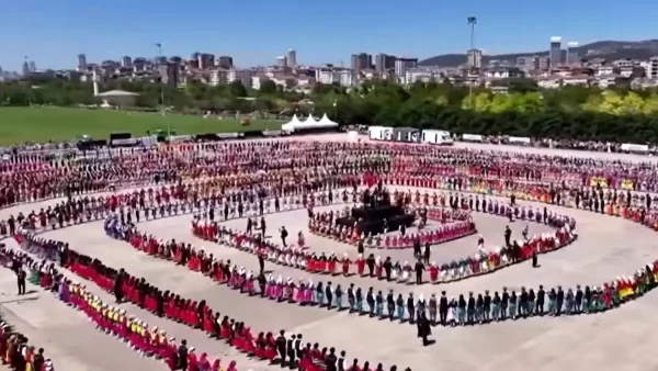 Ρεκόρ Γκίνες στην Τουρκία με 5.000 χορευτές: Ο ποντιακός χορός παρουσιάστηκε ως «τουρκικός»