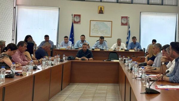 Περιφέρεια Στερεάς: Εγκατάσταση ταρτάν στο γήπεδο Αταλάντης και νέα χρηματοδότηση για την ολοκλήρωση του οδικού έργου Αταλάντη – Ζέλι