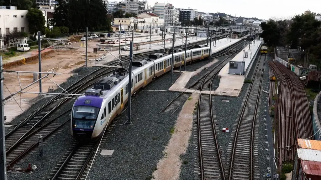 Μέγαρα Αττικής: Χωρίς τις αισθήσεις της απεγκλωβίστηκε γυναίκα από αμαξοστοιχία του Προαστιακού, η ανακοίνωση της Hellenic Train