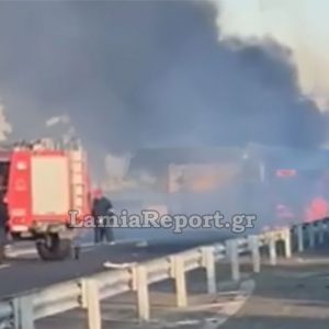 Φορτηγό ανατράπηκε στην εθνική οδό και τυλίχθηκε στις φλόγες - Δείτε βίντεο