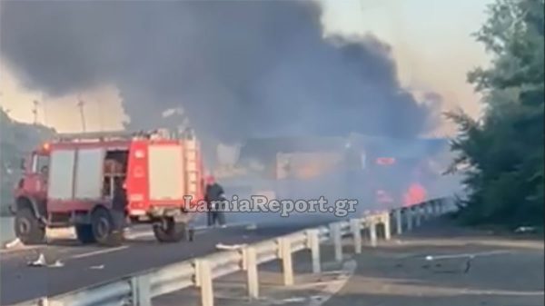 Φορτηγό ανατράπηκε στην εθνική οδό και τυλίχθηκε στις φλόγες - Δείτε βίντεο