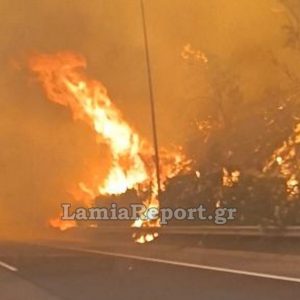Δείτε βίντεο με οχήματα να περνούν μέσα από τις φλόγες στην εθνική οδό