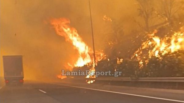 Δείτε βίντεο με οχήματα να περνούν μέσα από τις φλόγες στην εθνική οδό
