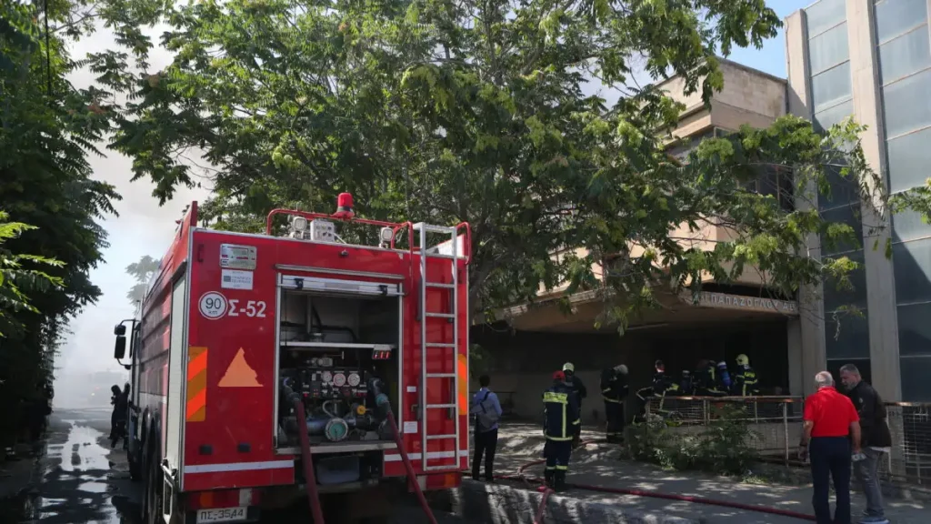 Φωτιά σε ξενοδοχείο στην πλατεία Ομονοίας – Ισχυρές δυνάμεις της πυροσβεστικής στο σημείο