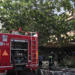Φωτιά σε ξενοδοχείο στην πλατεία Ομονοίας – Ισχυρές δυνάμεις της πυροσβεστικής στο σημείο