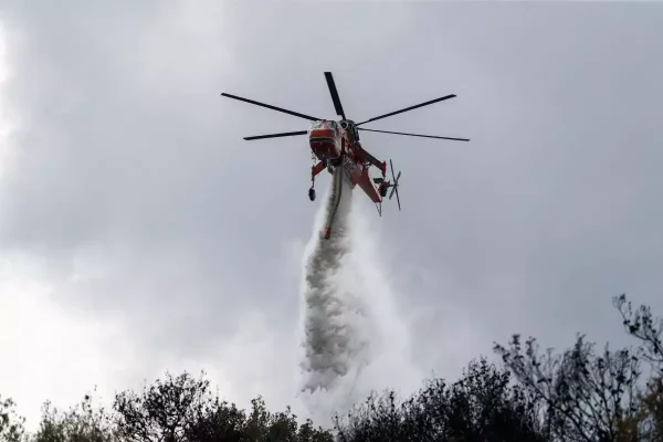 Φωτιά τώρα στα Σπάτα - Επιχειρούν και εναέρια μέσα