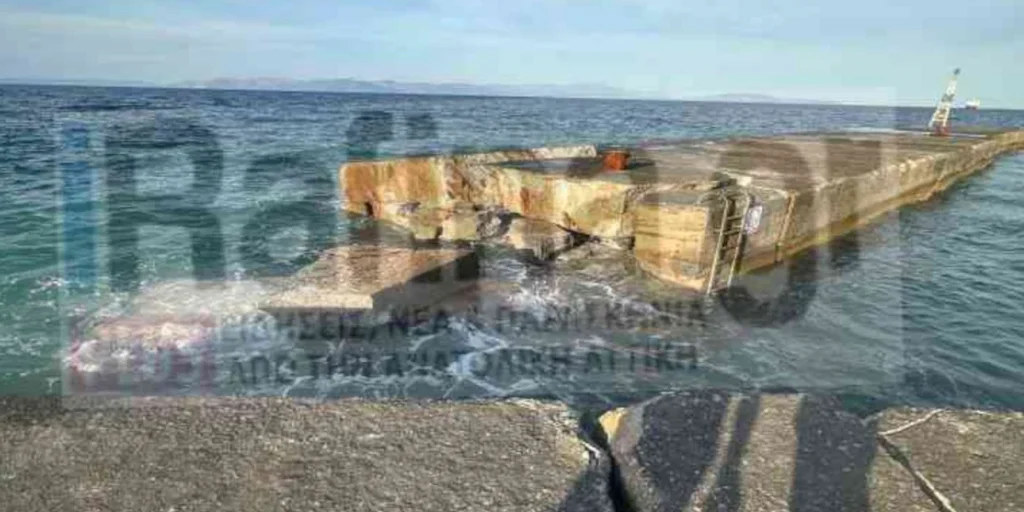 Πλοίο γεμάτο επιβάτες προσέκρουσε σε προβλήτα στο λιμάνι της Ραφήνας και τον έκοψε στα δύο (ΒΙΝΤΕΟ)