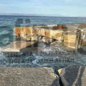 Πλοίο γεμάτο επιβάτες προσέκρουσε σε προβλήτα στο λιμάνι της Ραφήνας και τον έκοψε στα δύο (ΒΙΝΤΕΟ)