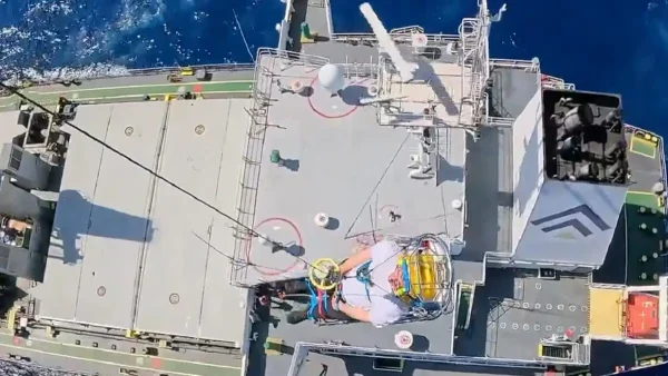 Αεροδιακομιδή ναυτικού με Super Puma της Πολεμικής Αεροπορίας ανοικτά της Ρόδου
