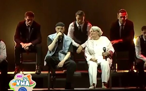 Ο APON ανακοίνωσε πως θα γίνει για πρώτη φορά πατέρας – Η διπλή βράβευση και η ερμηνεία στα MAD VMA 2026